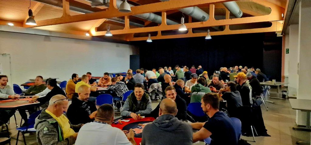 Début du Sat High Roller, on approche de la TF dans l'Opening et on approche des 250 entrées dans le Main Event. [Galerie]